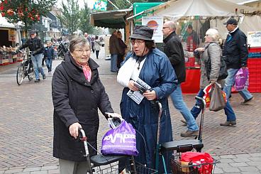 Oma Toke in gesprek met een Veense...