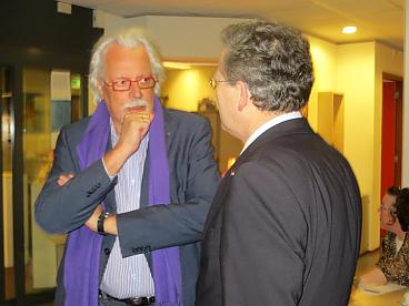 Wethouder Bouwmeester (L); hier in gesprek met Novemberdebat-presentator Roelof Bisschop.